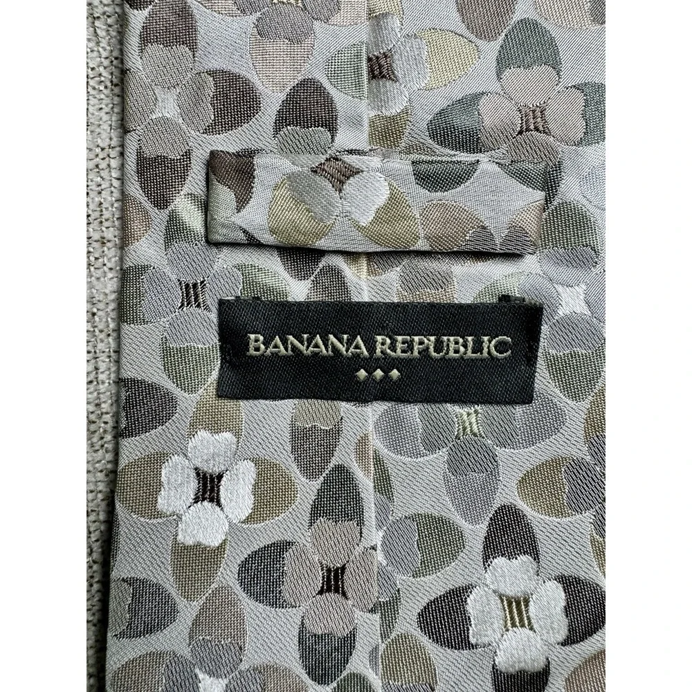 EUC Banana Republic Floral Gray Tan Beige Muted Silk Tie‎ Necktie Made In Turkey